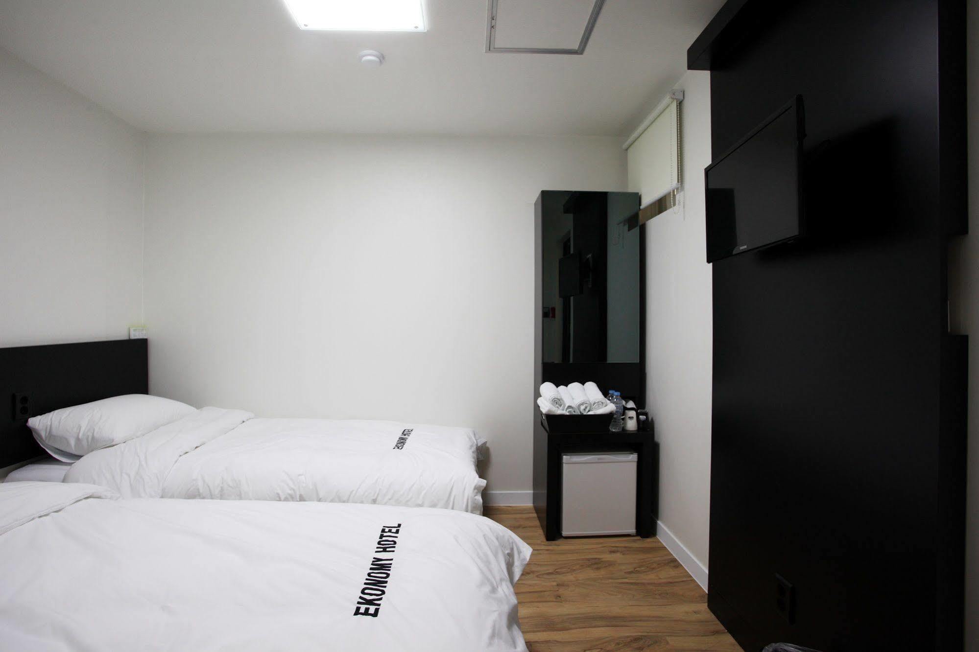 Ekonomy Hotel Myeongdong Central Seoul Exteriör bild