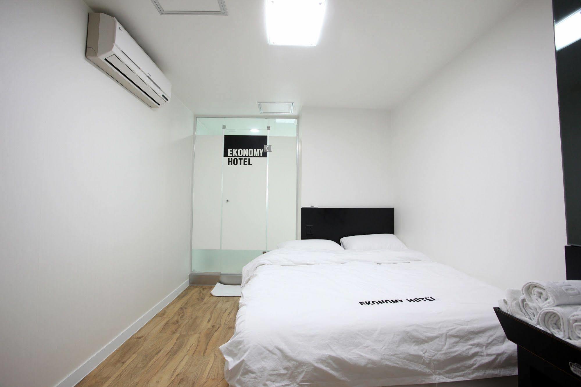 Ekonomy Hotel Myeongdong Central Seoul Exteriör bild
