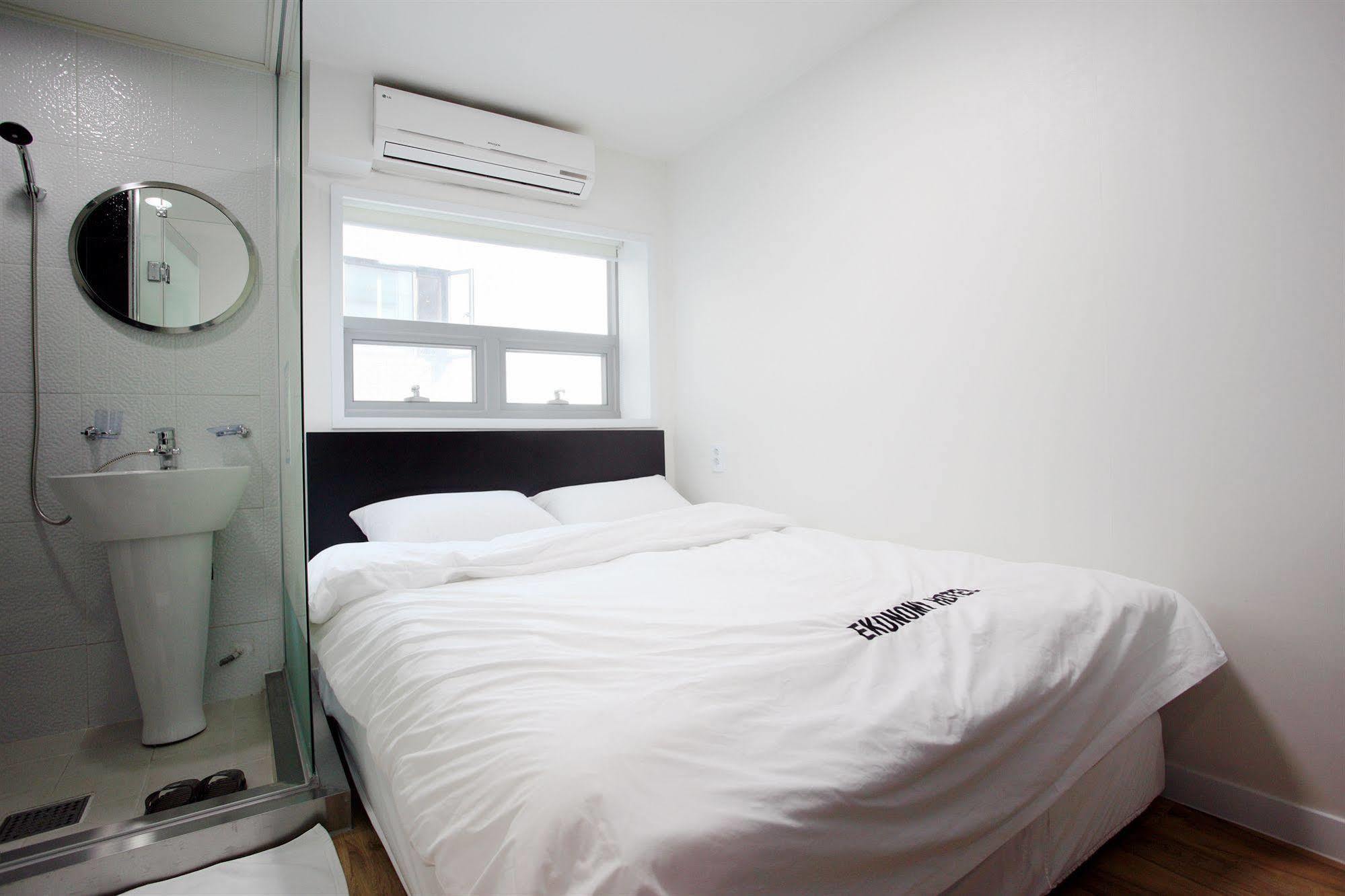 Ekonomy Hotel Myeongdong Central Seoul Exteriör bild