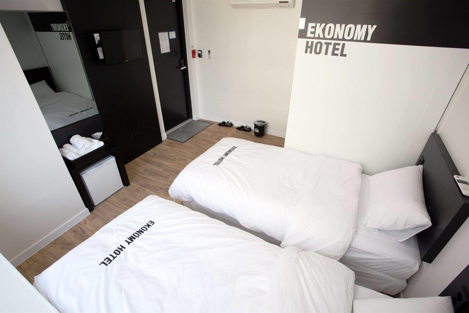 Ekonomy Hotel Myeongdong Central Seoul Exteriör bild