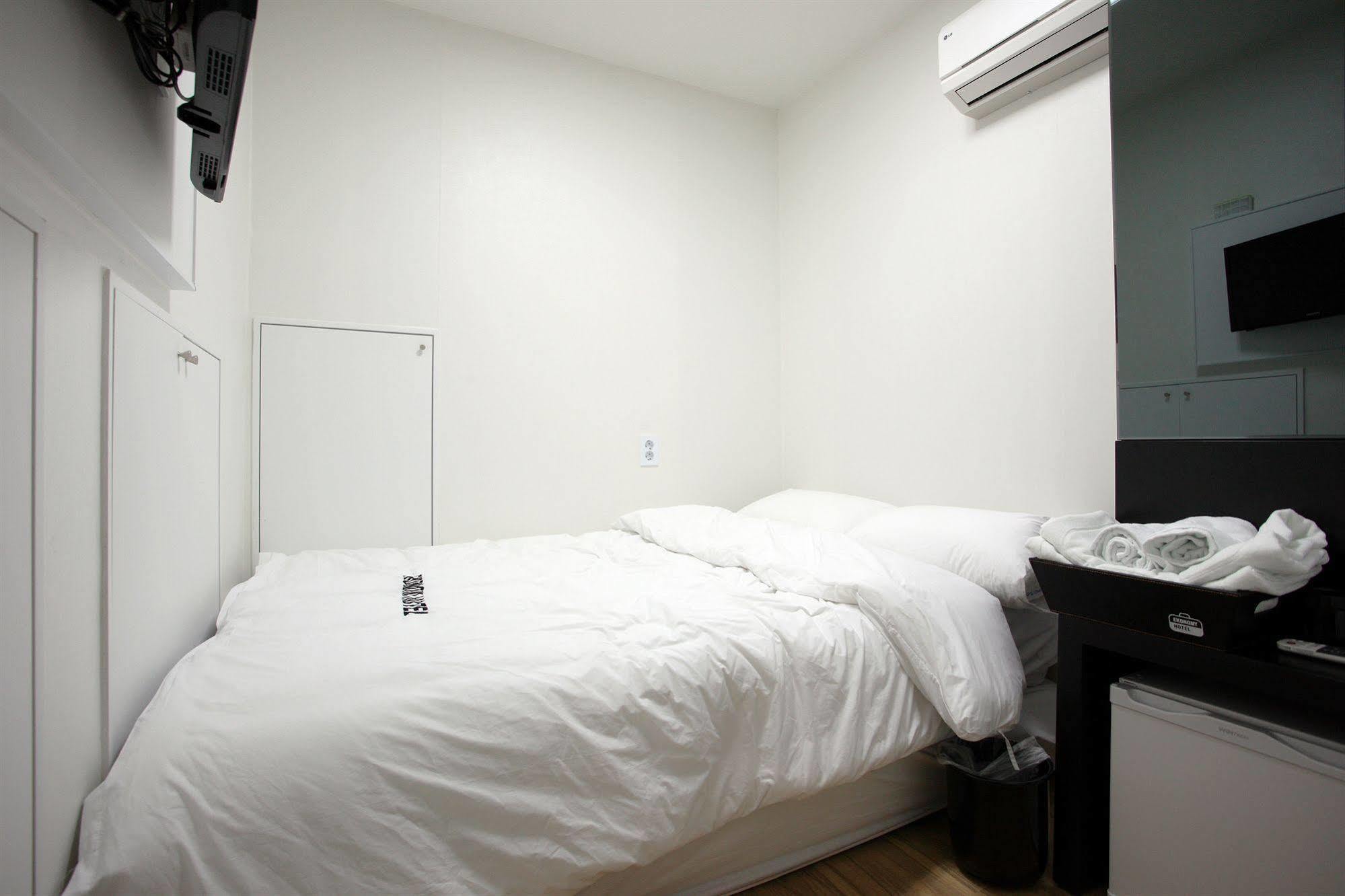 Ekonomy Hotel Myeongdong Central Seoul Exteriör bild