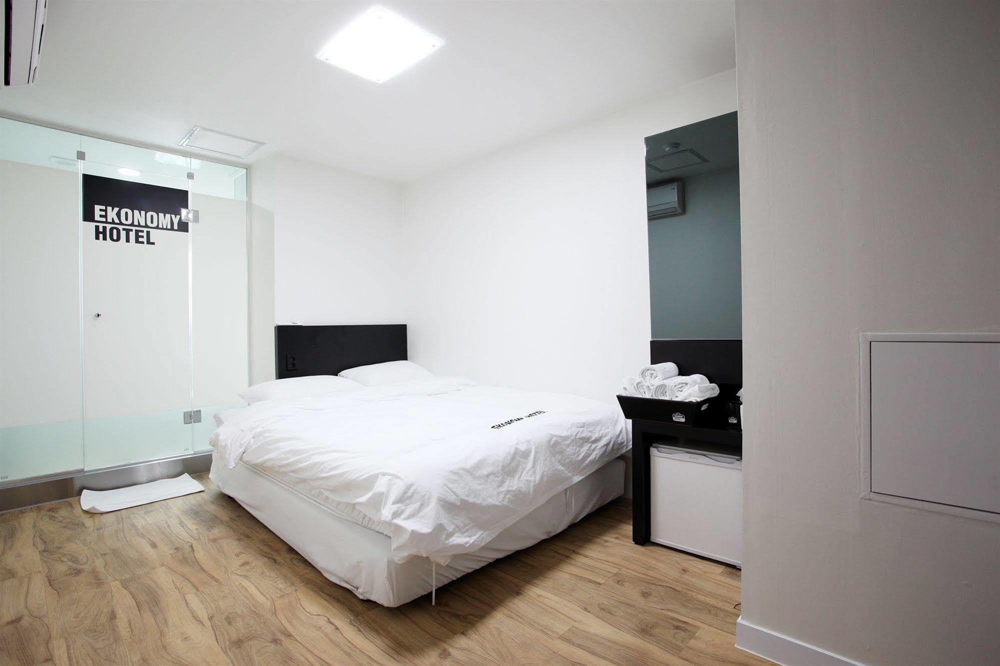 Ekonomy Hotel Myeongdong Central Seoul Exteriör bild