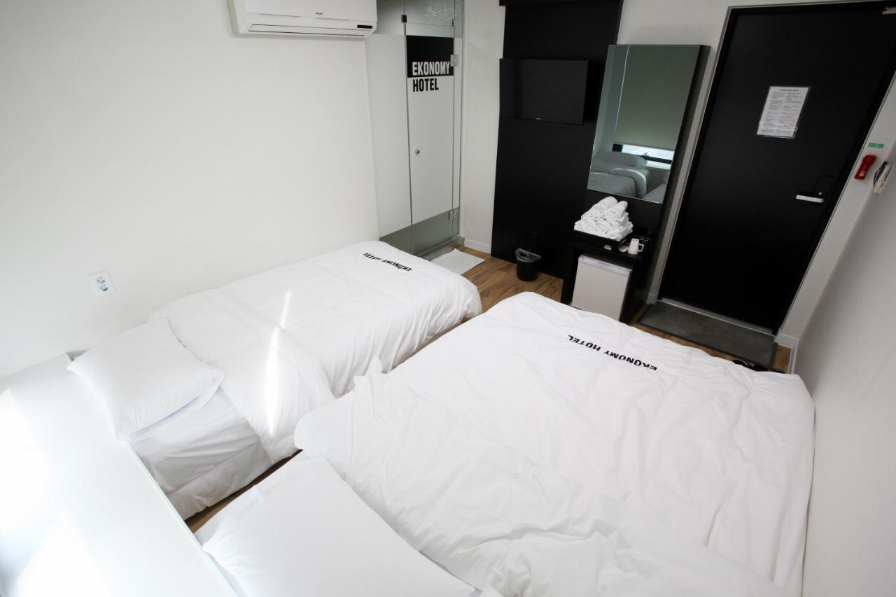 Ekonomy Hotel Myeongdong Central Seoul Exteriör bild
